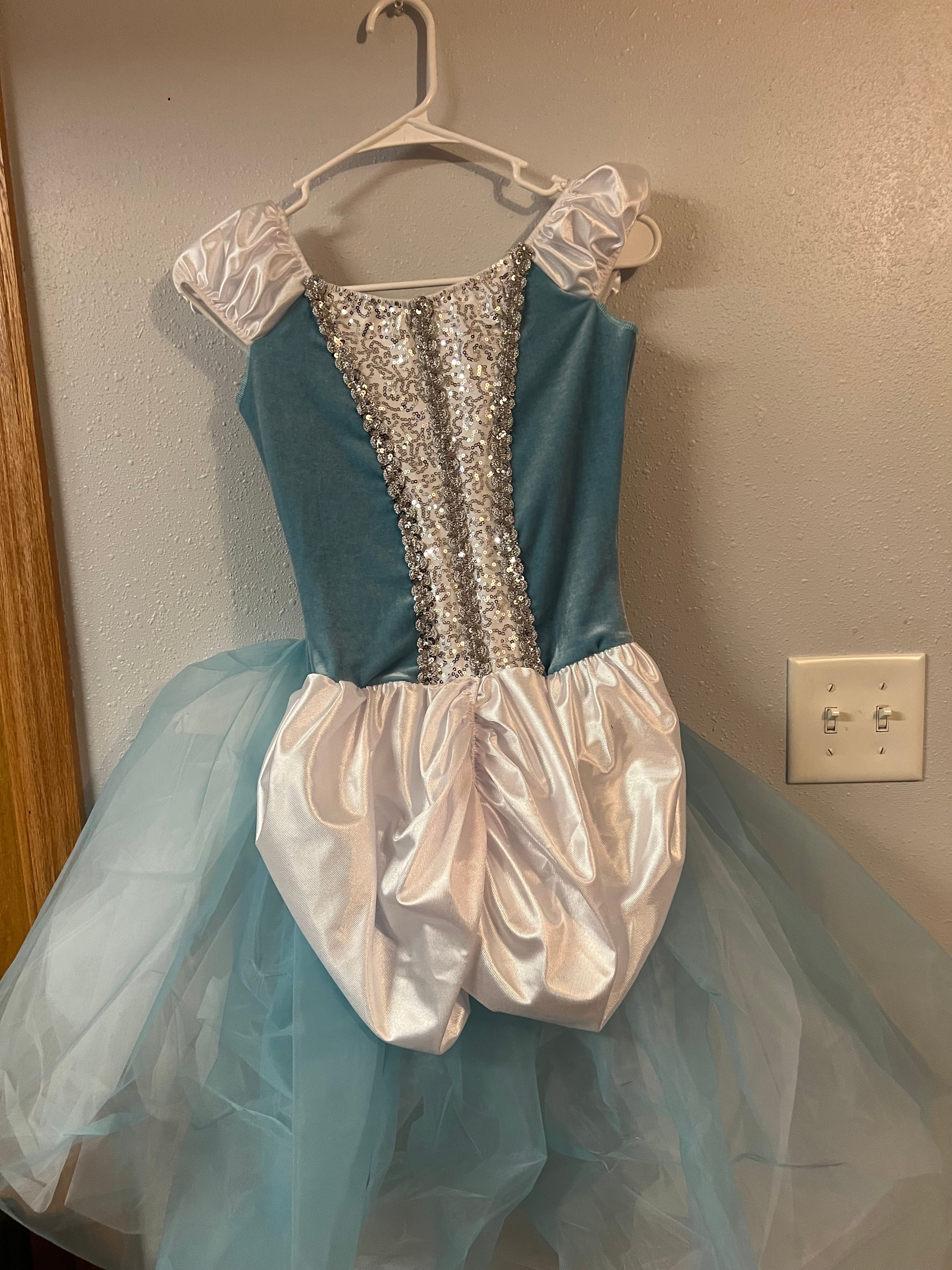 LIGHT BLUE VELVET BALLET OUTFIT.