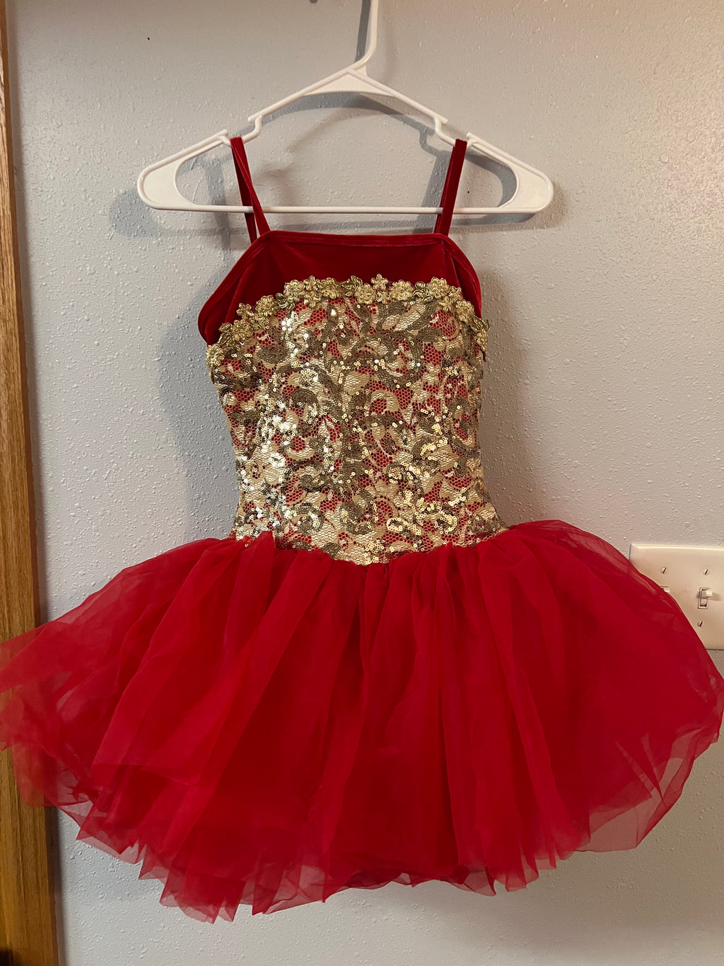 RED AND GOLD BALLET (VELVET).